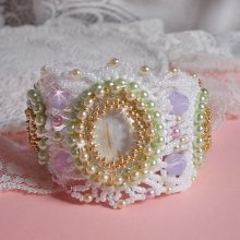 Pulsera Envolée Fleurie bordada con cristales de Swarovski, cabujones de resina, perlas redondas y rocallas Miyuki